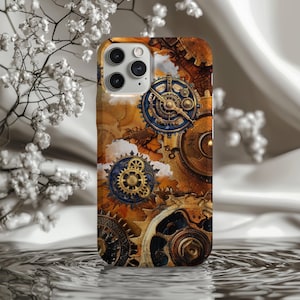 Puede incluir: Una funda de teléfono con un diseño steampunk. Presenta engranajes de bronce y oro, esferas de reloj y un fondo texturizado. La funda tiene un acabado brillante y un recorte para la cámara.