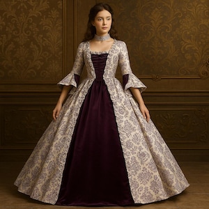 Puede incluir: Una mujer con un vestido blanco y morado con estampado floral. El vestido tiene un corpiño ajustado y una falda completa. La mujer está de pie frente a una chimenea.