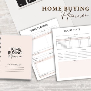 Puede incluir: Un planificador de compra de vivienda rosa con el texto "Home Buying Planner" en la portada. El planificador incluye secciones para la planificación de objetivos, estadísticas de la vivienda y el seguimiento del progreso.