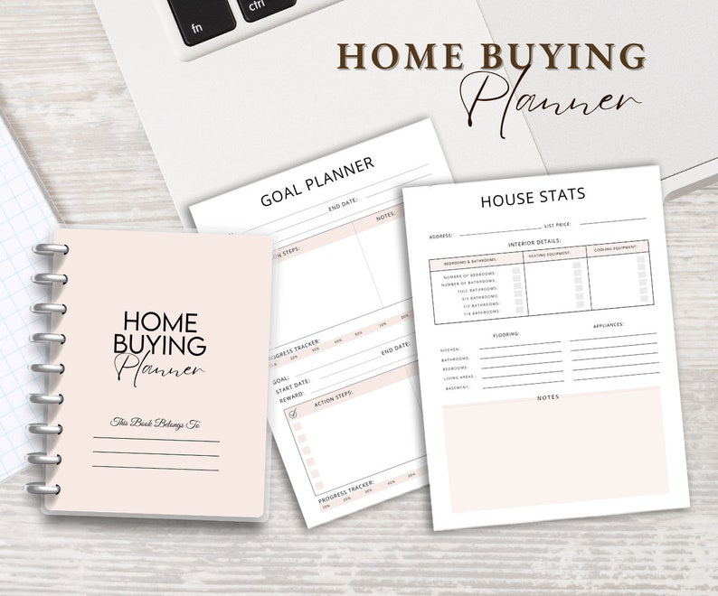 Puede incluir: Un planificador de compra de vivienda rosa con el texto "Home Buying Planner" en la portada. El planificador incluye secciones para la planificaci&oacute;n de objetivos, estad&iacute;sticas de la vivienda y el seguimiento del progreso.