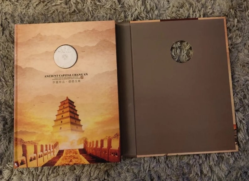 Sällsynt bok, den antika huvudstaden Chang'an: Den kinesiska nationens skatt (mynt, jade, frimärken) som glänser och glittrar med heder. Certifierad bild 1