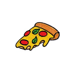 Puede incluir: Un parche bordado de hierro en forma de rebanada de pizza con pepperoni rojo y albahaca verde, en amarillo y naranja.