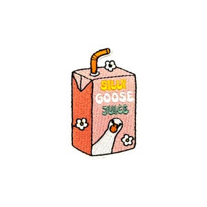 Può includere: Toppa ricamata raffigurante un cartone di succo rosa con una cannuccia arancione. Il testo "Silly Goose Juice" è visualizzato sul davanti, insieme a un'illustrazione di un'oca dei cartoni animati e accenti floreali bianchi. Un design divertente e stravagante.