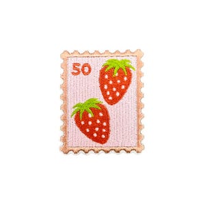 Patch de carimbo postal de morango | Aplique termocolante de frutas rosa pastel kawaii | Emblema bordado faça você mesmo | Acessório para mochila e jaqueta tipo carta postal