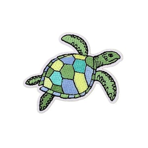 Puede incluir: Parche bordado de tortuga marina verde y azul con un diseño de caparazón detallado.