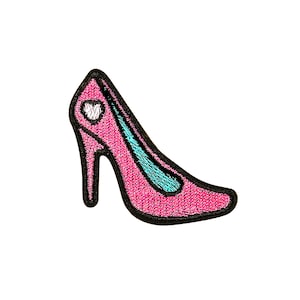 Peut inclure: Chaussure rose à talon haut avec une bordure bleue et un détail en forme de cœur blanc.