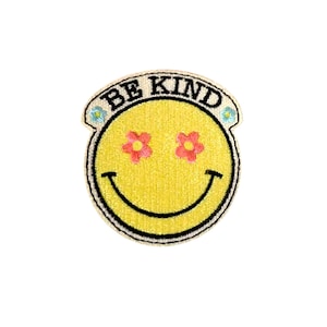 Toppa sorridente "Sii gentile" / Applique termoadesiva con fiore hippie kawaii pastello e faccina felice / Distintivo fai da te ricamato / Accessorio artigianale per zaino della gentilezza