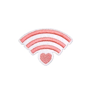 Puede incluir: Parche de planchado bordado en rosa y blanco con un símbolo de wifi y un corazón en el centro.