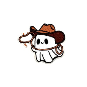 Puede incluir: Parche bordado con un fantasma de dibujos animados que lleva un sombrero de vaquero marrón y sostiene un lazo de cuerda. El fantasma es blanco con ojos negros y una expresión sonriente. El parche tiene un borde blanco.