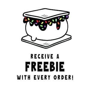 以下が含まれることがあります： 虹色のスプリンクルがかかったスモアの白黒イラストと「RECEIVE A FREEBIE WITH EVERY ORDER!」というテキスト