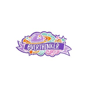 Pode incluir: Patch bordado com um planeta roxo, anéis laranja e nuvens verdes e rosa. O patch tem a palavra "OVERTHINKER" em uma faixa roxa, cercada por estrelas. O patch está em um fundo branco.