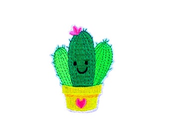 Puede incluir: Un cactus verde con una flor rosa en la parte superior, sonriendo, en una maceta amarilla con un corazón rosa. El cactus es un lindo parche bordado.