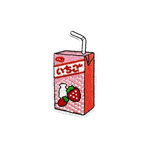 Può includere: Una toppa ricamata di una scatola di succo rosa e rossa con una cannuccia e un disegno di fragola. La scatola di succo ha il testo "G-53" sul davanti.