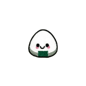 Peut inclure: Un patch brodé représentant un onigiri de dessin animé, une boule de riz japonaise, avec un visage souriant et des joues roses. L'onigiri est blanc avec une enveloppe d'algues vertes.