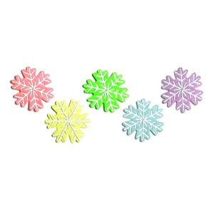 Puede incluir: Cinco adornos de copo de nieve de colores en rosa, verde, amarillo, azul y morado. Cada copo de nieve tiene un contorno blanco.