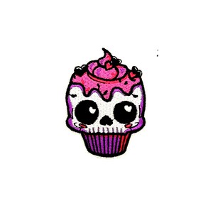 Op de afbeelding: Geborduurde patch met een cupcake-ontwerp met een schedelgezicht. De cupcake heeft roze glazuur met hartaccenten, zwarte ogen en een paarse cupcake-houder. De patch staat op een witte achtergrond.