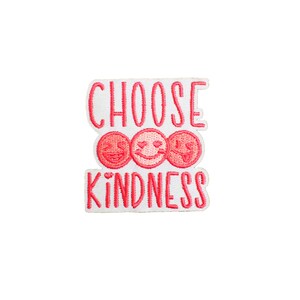 Może przedstawiać: Różowa haftowana naszywka do prasowania z tekstem "Choose Kindness" i trzema różowymi uśmiechami.