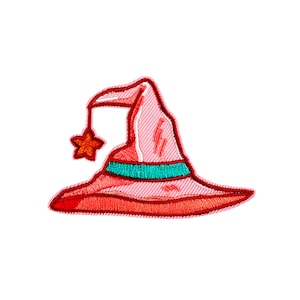 Może przedstawiać: Różowy kapelusz czarownicy z zieloną wstążką i gwiazdą na górze.