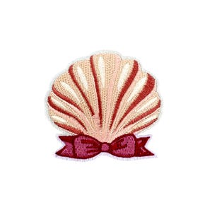 Peut inclure: Écusson brodé en forme de coquillage avec un motif rose et rouge. La coquille présente un motif en éventail avec des accents rouges et un nœud rose à la base. L'écusson a une bordure blanche.