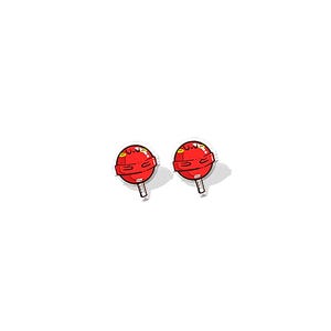 Pode incluir: Um par de brincos de pirulito vermelho e branco. Os pirulitos têm um design de espiral branco e um centro amarelo.