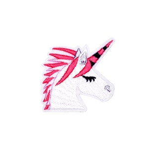 Puede incluir: Parche de bordado de cabeza de unicornio blanco con detalles en rosa y negro. El unicornio tiene una melena y un cuerno rosas con rayas negras.