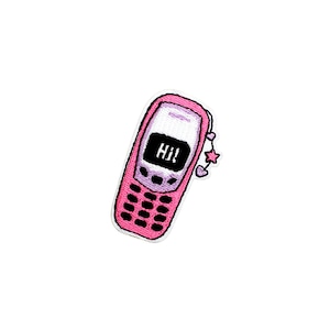 Könnte beinhalten: Gestickter Aufnäher in Rosa, der ein Retro-Handy zeigt, mit dem Wort "HI!" auf dem Bildschirm. Das Telefon hat schwarze Tasten und einen kleinen Anhänger mit Stern und Herz. Der Aufnäher befindet sich auf weißem Hintergrund.