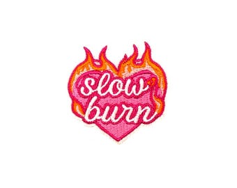 Parche de corazón de combustión lenta / Aplique termoadhesivo del Club de lectura de libros con llama rosa / Insignia bordada DIY / Accesorio artesanal para amantes de los libros y los libros