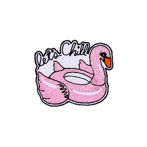 Puede incluir: Parche bordado con un flotador de piscina rosa en forma de flamenco con el texto "Let's Chill" en negro.