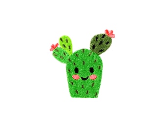Puede incluir: Un cactus verde de estilo caricatura con una cara sonriente, mejillas rosadas y pequeñas flores rojas. El cactus tiene una apariencia texturizada sobre un fondo blanco. El diseño es una linda ilustración.
