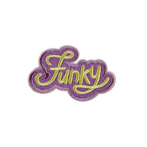 Pode incluir: Etiqueta bordada roxa com a palavra "Funky" em fio amarelo.