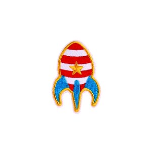 Puede incluir: Parche bordado de un cohete con rayas rojas y blancas, aletas azules y una estrella dorada. El cohete tiene un contorno amarillo y está sobre un fondo blanco. Este parche es adecuado para ropa o accesorios.