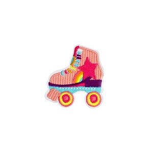 Könnte beinhalten: Rosa Rollschuh mit Regenbogen- und Sternmuster. Die Räder sind gelb mit weißem Rand.