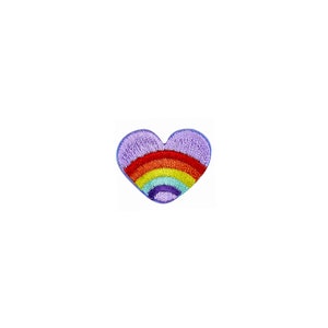 Könnte beinhalten: Ein lilafarbener herzförmiger Patch mit einem aufgestickten Regenbogenmuster.