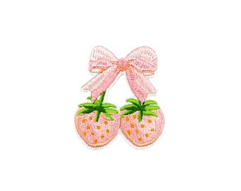 Różowa naszywka z kokardą truskawkową | Kawaii Pastel Berry Fruit Iron-On Applique | Haftowana wstążka DIY | Estetyczny dodatek do rękodzieła Lolita