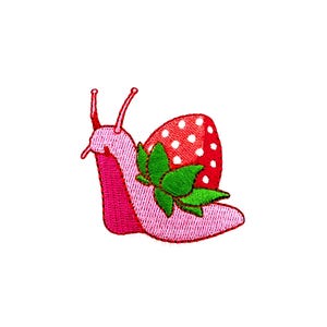 Puede incluir: Caracol bordado de color rosa con una fresa roja y blanca en la espalda. La fresa tiene hojas verdes.