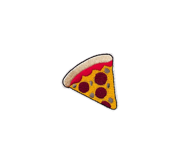 K&ouml;nnte beinhalten: Gestickter Aufn&auml;her einer Pizzaschnitte. Die Pizza hat einen gelben Boden, rote Sauce und dunkelbraune Peperoni. Der Rand ist beige und der Aufn&auml;her hat einen wei&szlig;en Rand. Geeignet f&uuml;r Kleidung oder Accessoires.