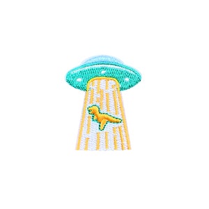 Peut inclure: Écusson brodé représentant un OVNI turquoise avec un faisceau jaune et blanc. Un dinosaure jaune est soulevé dans l'OVNI. L'écusson a un fond blanc et convient aux vêtements ou accessoires.