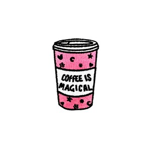 Könnte beinhalten: Rosa-weiß gestickter Bügelaufkleber mit einem Kaffebecher und dem Text "Coffee is Magical".