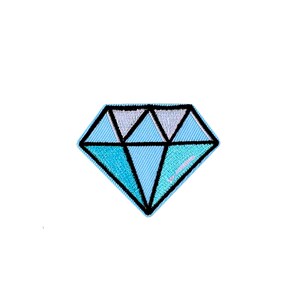 Op de afbeelding: Een blauwe diamantvormige patch met een zwarte omtrek. De diamant is gevuld met een lichtblauwe kleur en heeft een witte omtrek.