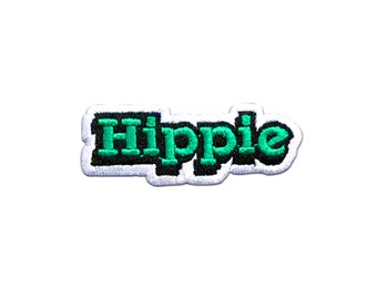 Könnte beinhalten: Grüner und schwarzer gestickter Aufnäher mit dem Wort "Hippie" in einer Retro-Schrift.