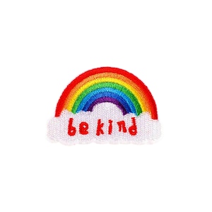 Peut inclure: Un patch brodé en forme d'arc-en-ciel avec un nuage blanc et le texte "be kind" en rouge.