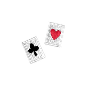 Winzige Spielkarten-Patches | 2x Miniatur Karten Bügelbild Set | Alice im Wunderland Hearts Clubs Kasino Abzeichen Revers Jacke Accessoire