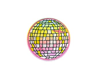 Puede incluir: Un parche bordado de hierro de color rosa y amarillo de una bola de discoteca con un contorno rosa.