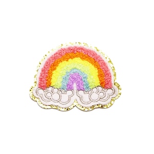 Könnte beinhalten: Ein regenbogenfarbener Filz-Patch mit flauschiger Textur, der einen Regenbogenbogen über zwei weißen Wolken mit goldfarbenem Glitzerbesatz zeigt.