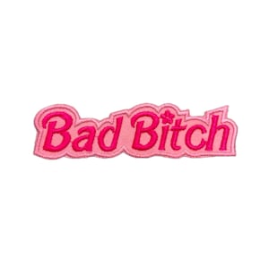 Bad B*tch-patch | Truckerhoed roze Girlycore opstrijkappliqué | Geborduurde kawaii-badge | Grappig Mean Girl-rugzakaccessoire