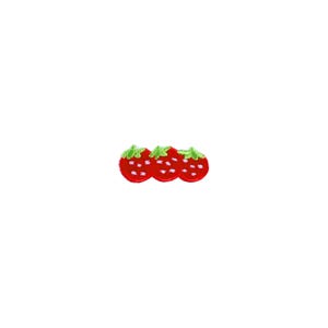 Puede incluir: Tres fresas rojas bordadas con hojas verdes y semillas blancas dispuestas horizontalmente. Las fresas son de color rojo vibrante y tienen un aspecto texturizado. La imagen está sobre un fondo blanco.