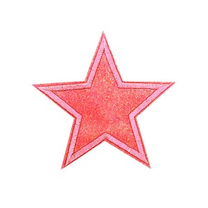 Puede incluir: Una estrella de fieltro rosa y roja con un contorno rosa. La estrella es un parche decorativo.