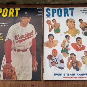 Lot von (2) 1956 Sport Magazinen