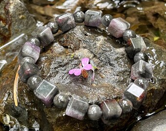 Bracelet rectangulaire en perles de cristal avec auralite 23 noir, violet et rouge naturel mesurant 9 mm et plus 天然方糖4色极光23手串