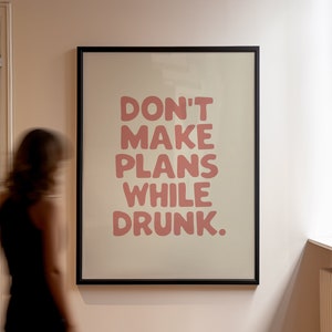 Don't Make Plans When Drunk Zitat Print Lustig Pastell Rosa Badezimmer Print Girly druckbare Kunst Trendy Rose College Studentenwohnheim Zimmerdekoration Digital